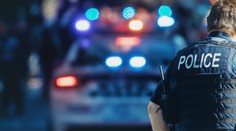 Pre selfie prišiel o prácu. V Británii prepustili policaja, ktorí sa fotil na mieste vraždy