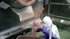 Obrovský mäsový škandál v Číne: Výrobky do fastfoodov zbierali zo zeme