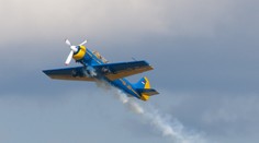 VIDEO: Pilotovi nevyšiel akrobatický manéver, lietadlo sa zrútilo do rieky a rozpadlo na kusy