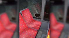 FOTO Muž v Bratislave ničil všetko, čo mu prišlo pod ruku. Rozbil aj okno v autobuse