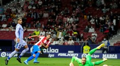 Atletico zdolalo v šlágri Barcelonu 2:0 gólmi Lemara a Suareza
