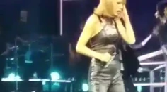 Vyľakaná Taylor Swift. Toto jej spravil fanúšik na koncerte