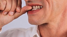 Mužovi sa po obhrýzaní nechtov vytvorila silná a škaredá infekcia