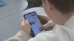 Komisár pre deti chce regulovať mobily počas vyučovania. Podľa niektorých učiteľov môžu byť nápomocné