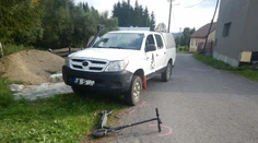 Pri zrážke s autom sa zranil 11-ročný chlapec na elektrickej kolobežke