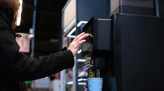 Žena si dala kávu z automatu. Skončila na jednotke intenzívnej starostlivosti