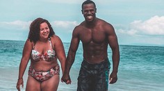 Ľudia sa jej pýtajú, ako ju môže milovať. On zbožňuje každý jej fald a striu