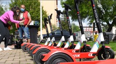 Hrozí zdieľaným kolobežkám koniec? Prvé veľkomesto ich už zakázalo, o obmedzeniach sa hovorí aj u nás