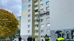 Tragédia v bratislavskej Petržalke. Odtrhla sa plošina s robotníkmi, jeden z nich pád neprežil