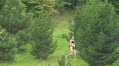 Nahý mladík v podprsenke vystrašil ľudí v parku