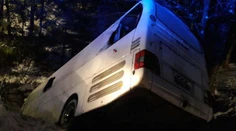 FOTO z Čertovice! Autobus visel nad roklinou, cestujúci vyskakovali z okien