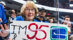 VIDEO: Moment, na ktorý čakala celý život. Seniorka (95) si prvýkrát naživo pozrela zápas NHL