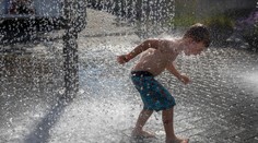 Extrémne teploty, ale aj búrky. SHMÚ vydal výstrahy pre viaceré regióny