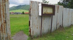 Farár zakázal deťom vstup na ihrisko patriace cirkvi. Obec teraz rieši dilemu ako ďalej