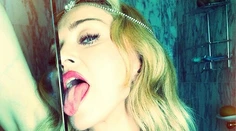 Madonna opäť šokovala. Nerozhodnutým voličom sľúbila orálny sex