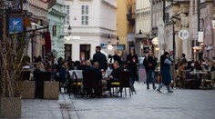 FOTO: Otvorené terasy im už dlho chýbali. Mladí zaplnili v pondelok večer centrum Bratislavy