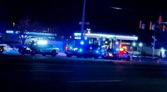 Muž strieľal v gay bare dlhou puškou. Dvaja návštevníci klubu sa mu postavili a bojovali s ním