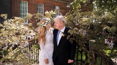 Prvé snímky ženáča Johnsona: Nevesta mala jednoduché šaty, veniec a bosé nohy