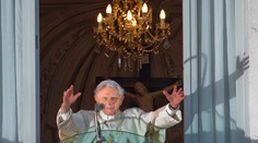 Slovensko sa bude lúčiť s emeritným pápežom za zvuku kostolných zvonov. Benedikt si želal jednoduchý pohreb