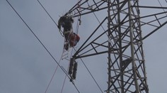 Stovkám rodín na Liptove komplikuje život odstávka elektriny. Prispôsobiť sa museli aj školy