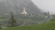 Švajčiarsku dedinu čoskoro zavalí skalná lavína. Všetko živé má ešte niekoľko dní na útek