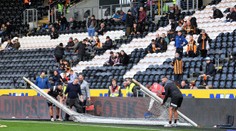 VIDEO: Štart zápasu druhej anglickej ligy museli posunúť. Rozhodcovia upozornili na priveľké bránky