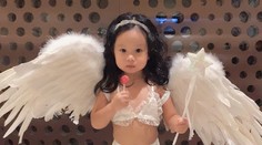 Halloweensky kostým pre dieťa!? Herečka obliekla dcéru do bielizne a podväzkov