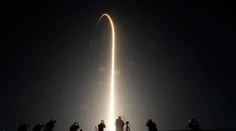Raketa firmy SpaceX odštartovala k ISS, na palube sú traja Američania a Rus
