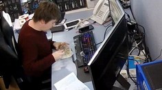 IT pracovník v šoku. Pod nosom mu niečo explodovalo
