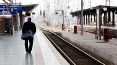 Víchrica komplikuje dopravu. V Banskej Bystrici spadol strom na trolejové vedenie, rušili niektoré vlaky