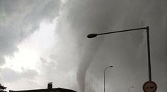 Tornádo iba pár kilometrov od slovenských hraníc: Pozrite si video z tesnej blízkosti