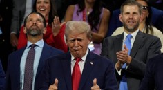 Donald Trump prišiel na zjazd republikánov s obviazaným uchom