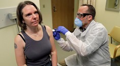 Vakcínu proti koronavírusu začali testovať na ľudoch. Ako prvá ju dostala Jennifer, matka dvoch detí