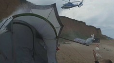 VIDEO: Vrtuľník podnikateľa ohrozil ľudí na pláži a poničil im stany