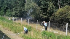 Pri diaľnici D2 horí tráva. Premávka je presmerovaná