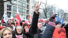 Poľsko hore nohami! Demonštranti zablokovali kolónu s premiérkou či vstup na zámok Wawel