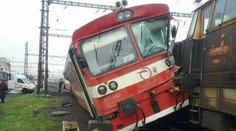 V Košiciach sa zrazil osobný vlak s lokomotívou, dve osoby sa zranili