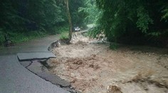 FOTOGALÉRIA: Po prietrži mračien na Muráni voda trhala asfalt