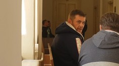 Muž v Nitre mal prepichovať policajtom gumy na autách. Súd ho do väzby neposlal