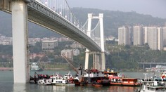 Do rieky Jang-c’-ťiang sa z tohto mosta zrútil autobus
