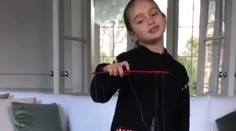 Trumpov trapas žehlila jeho rozkošná vnučka. A teraz je hitom internetu