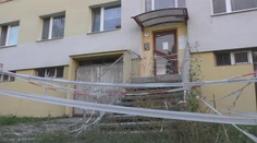 Nemajú sa ako dostať domov. Obyvatelia bytovky v Banskej Bystrici sú bez schodov do vlastného vchodu