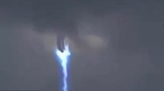 Šokujúce video ukazuje zvláštny pohyb blesku. Konšpirátori si lámu hlavy