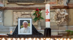 Odvaha, pokora a múdrosť. Svetoví aj slovenskí štátnici reagujú na úmrtie emeritného pápeža Benedikta XVI.