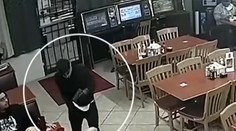 VIDEO: Dráma v Texase. Ozbrojený muž prepadol reštauráciu, zákazník ho zastrelil