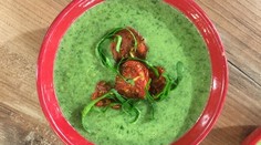 Polievka z medvedieho cesnaku s pečenými cherry paradajkami