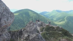 Uzávera sa skončila, masa turistov sa vybrala na jeden z najkrajších vrchov Slovenska