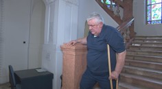 Kráčal s ťažkosťami. Ján Slota sa pre silné bolesti zdržal na súde len krátko