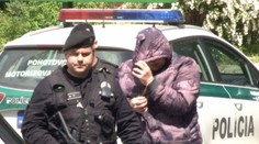 Muž si stiahol tepláky pred deťmi, zadržala ho polícia