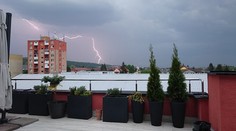 Hromy a blesky vo Vranove nad Topľou. Silné búrky dvíhajú hladiny riek na východe